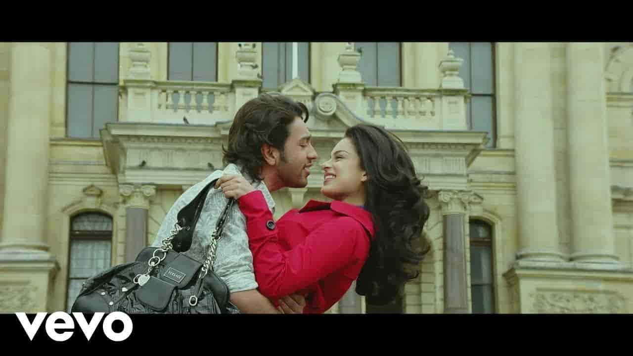 Soniyo - Raaz 2
Raaz: The Mystery continues is known for his gripping plot. While the film beautifully blended horror and mystery, it’s songs left an indelible mark. The stunning star cast including Emraan Hashmi, Kangana Ranaut, Adhyayan Suman did a fab job.